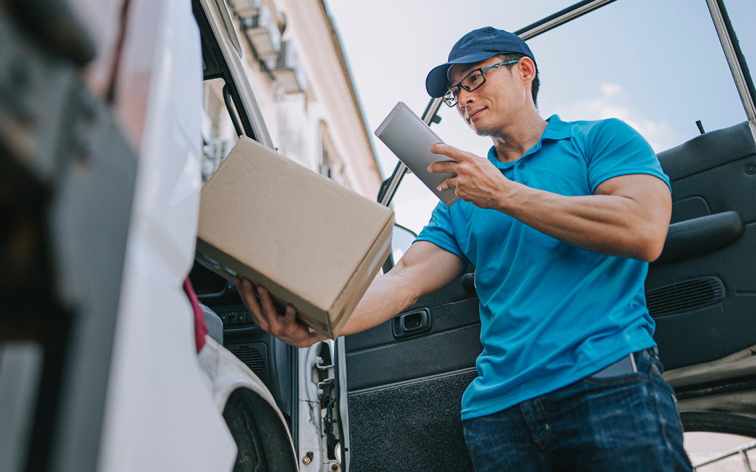 Im Wettbewerb um den Kunden: Wie Plattformen und Händler die Paketlogistik herausfordern